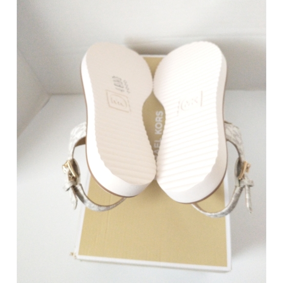 New! MICHAEL KORS Women's MK Logo Jilly T-Strap Sandals Shoes Open-Toe Vanilla 7 - Picture 9 of 9